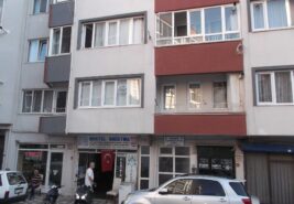 Pazartesi Pazarı Yokuşunda ilk Sağ Sokak Köşesinde